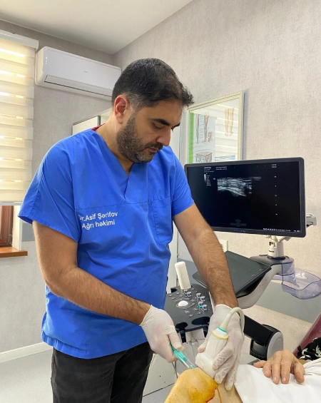 Dr. Asif Şərifov klinikada